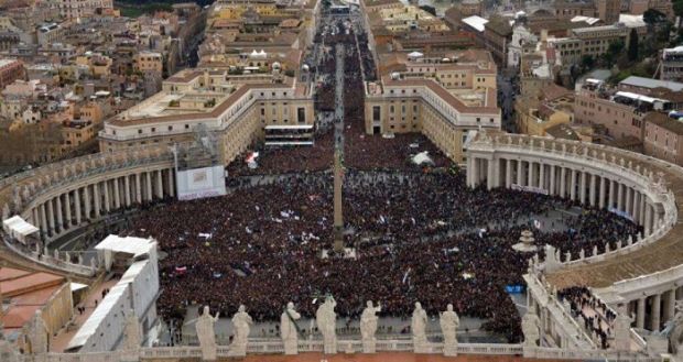 San Pietro, i docenti precari all'Angelus del Papa con i trolley | Cronaca  | Cagliaripad