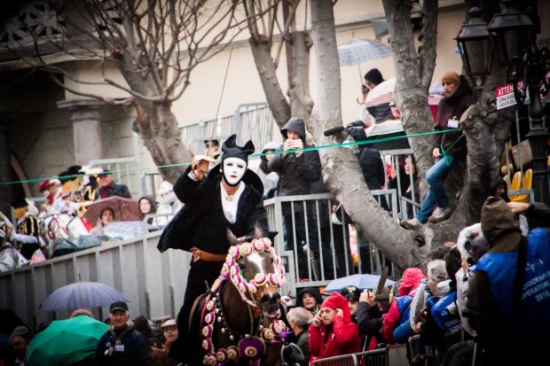 Carnevale La Pioggia E La Morte Di Un Cavallo Condizionano La 
