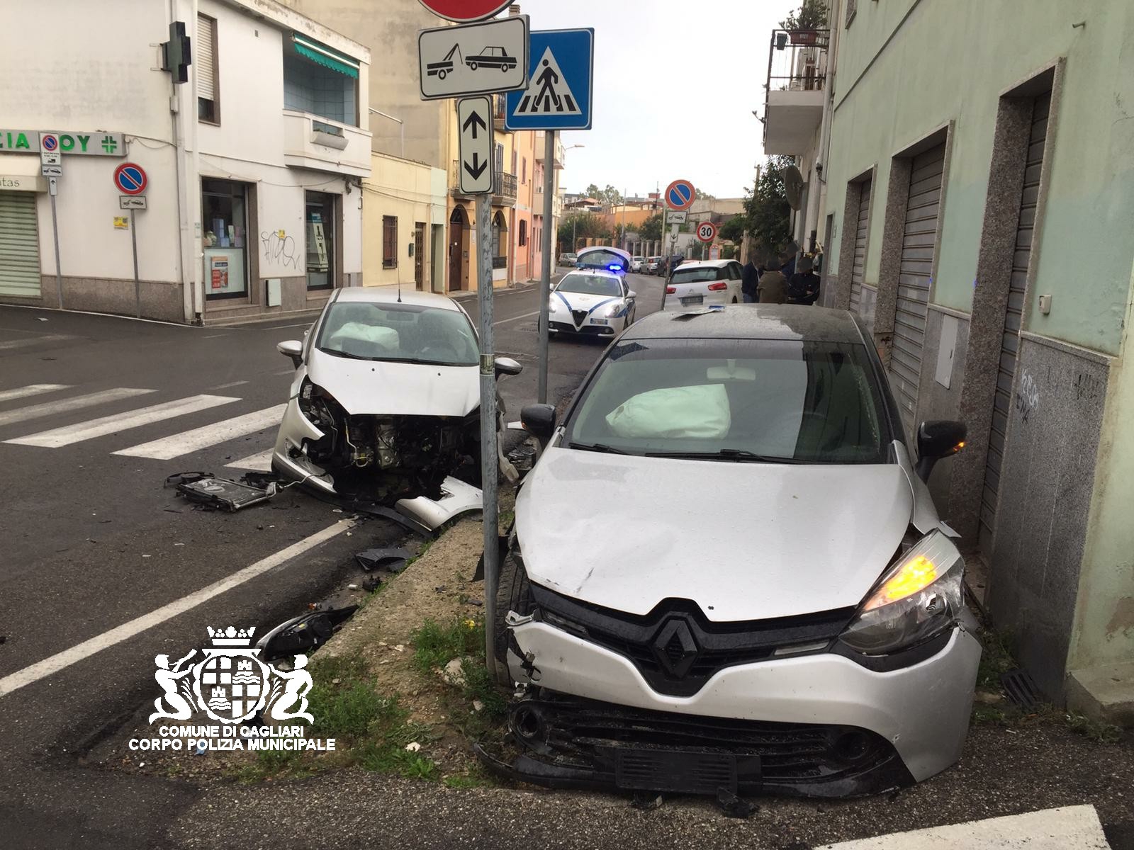 Contro un muro dopo l'urto incidente stradale a Pirri Contro un muro dopo l'urto incidente stradale a Pirri