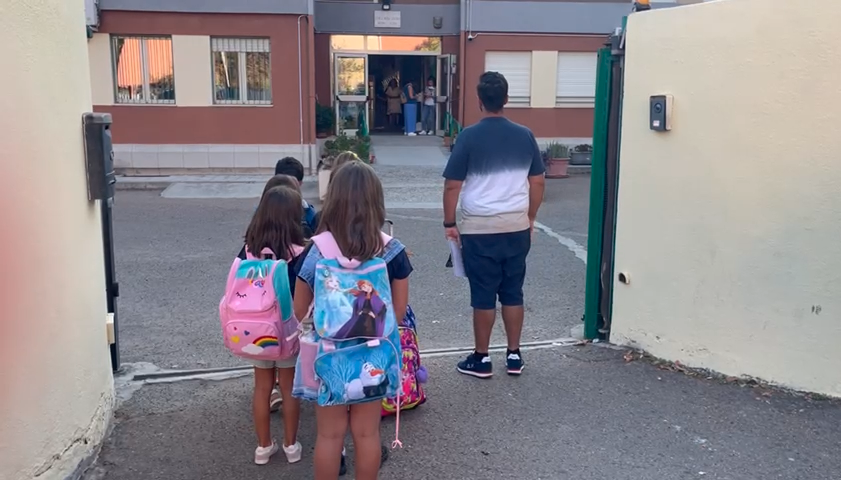Scuola di via Stoccolma chiusa, le famiglie provano a far entrare i